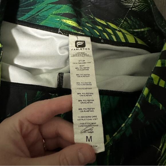 Fabletics Yogi Capri Green Tropical Rainforest Print Yoga Leggings Sz M - Picture 8 of 15